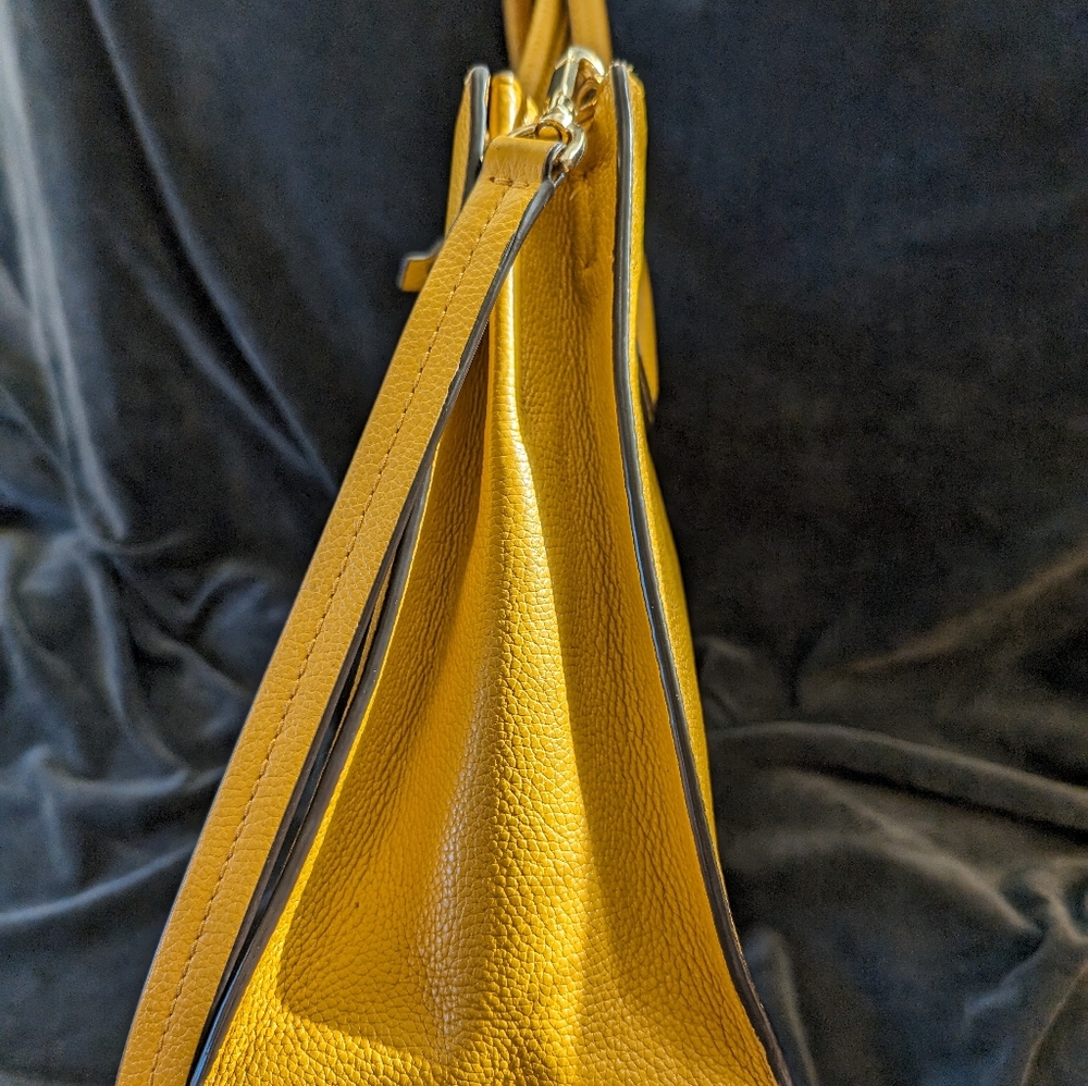 Micheal Kors Mercer yellow/ Gold purse - Picture 4 of 11